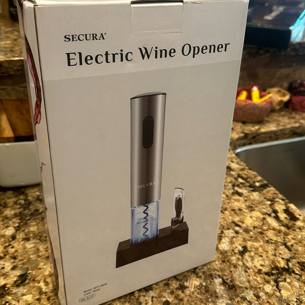 New in the box! Electric wine opener. Silver in color. Kp1-36n2